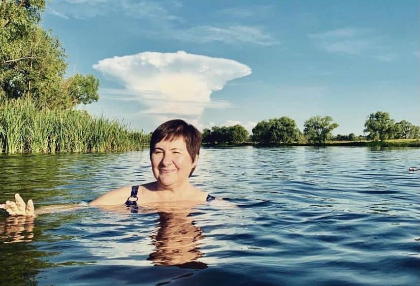 Синоптикиня Наталка Діденко на фоні хмари-ковадло