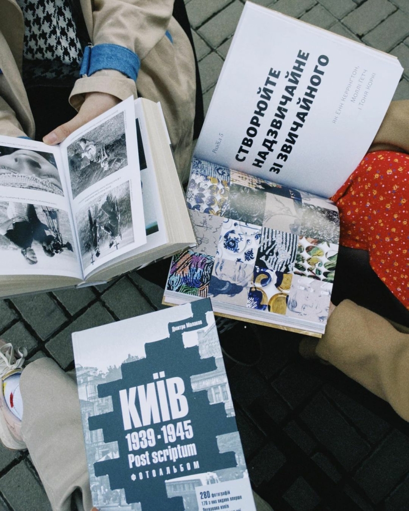 Книги в книгарні "Жовтень" (Київ)