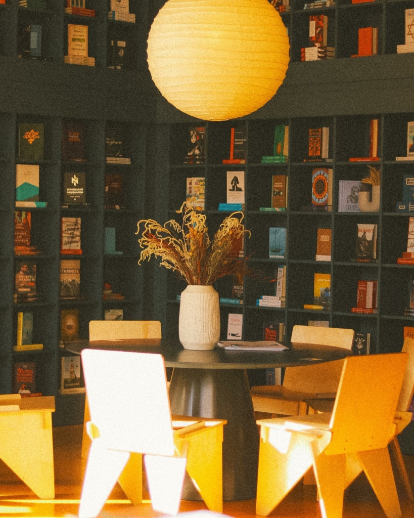 простір книгарні «Сенс»