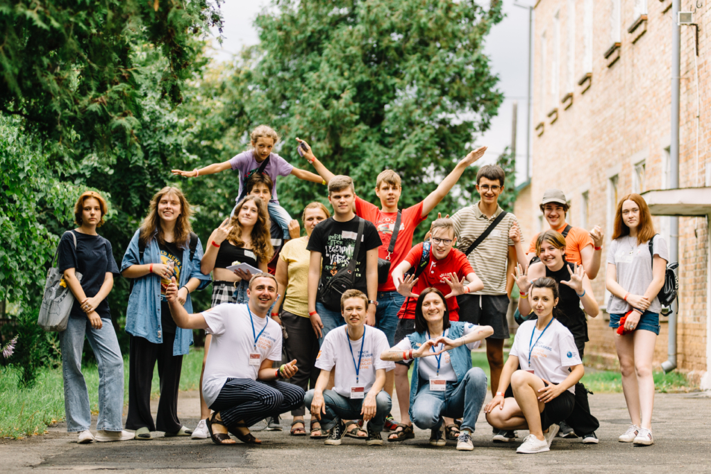 Учасники програми «Навчай для України» з учнями